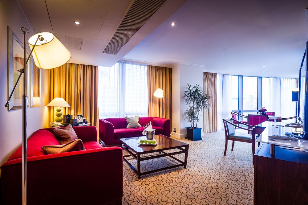 London Marriott Hotel Canary Wharf Экстерьер фото Suite at the Radisson Blu Royal