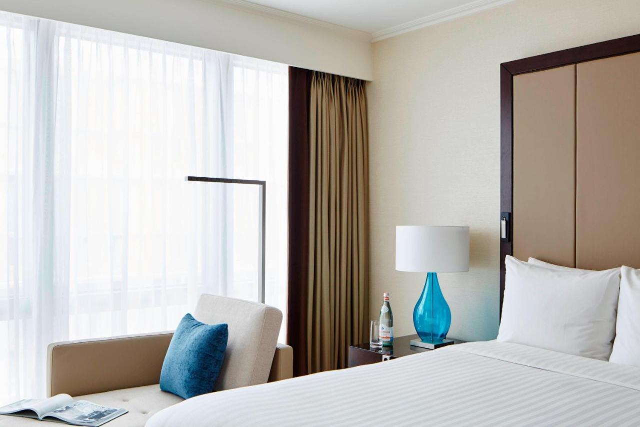 London Marriott Hotel Canary Wharf Экстерьер фото A bedroom at the hotel