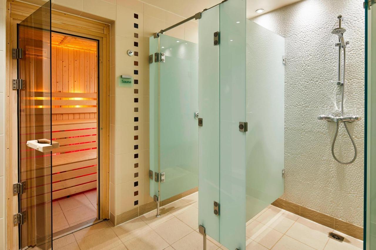 London Marriott Hotel Canary Wharf Экстерьер фото A shower door