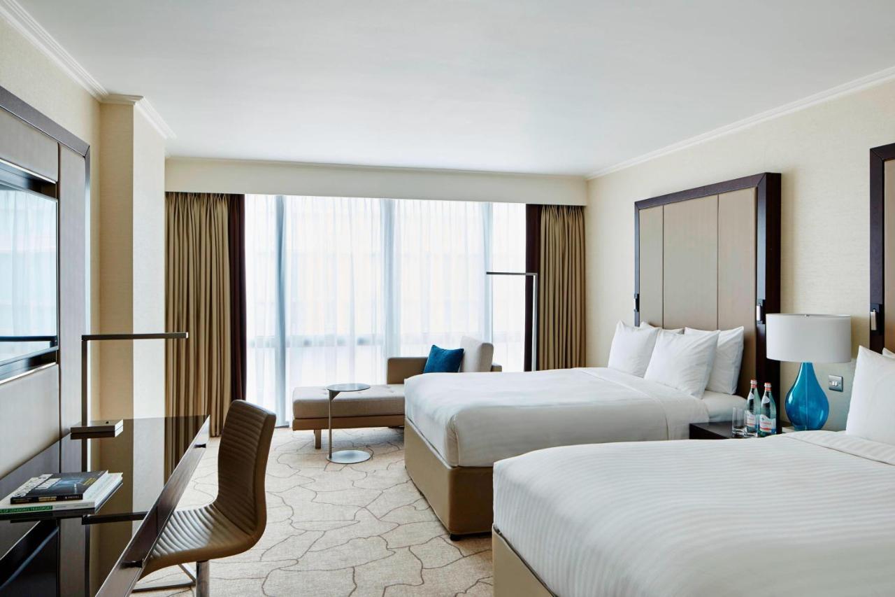 London Marriott Hotel Canary Wharf Экстерьер фото A guest room at the Conrad Dubai