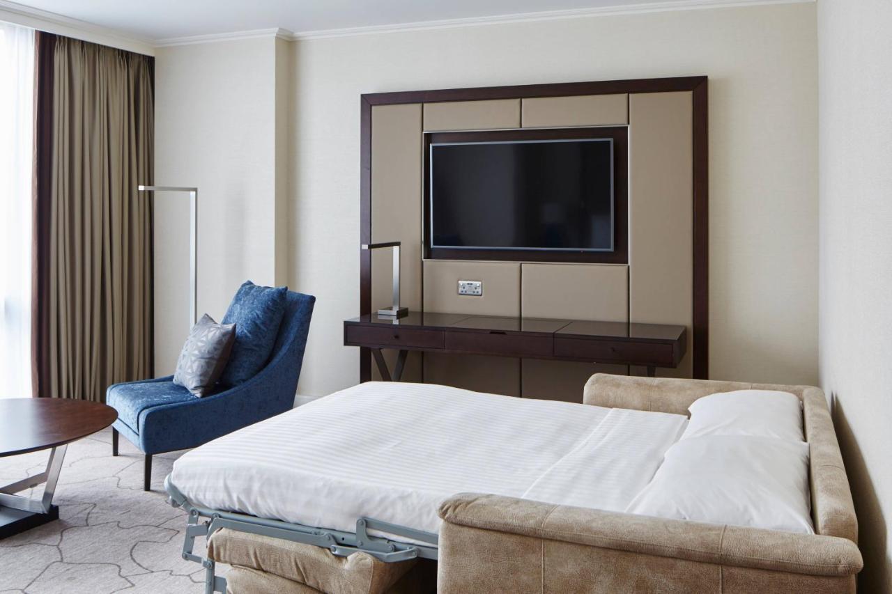 London Marriott Hotel Canary Wharf Экстерьер фото A sofa bed