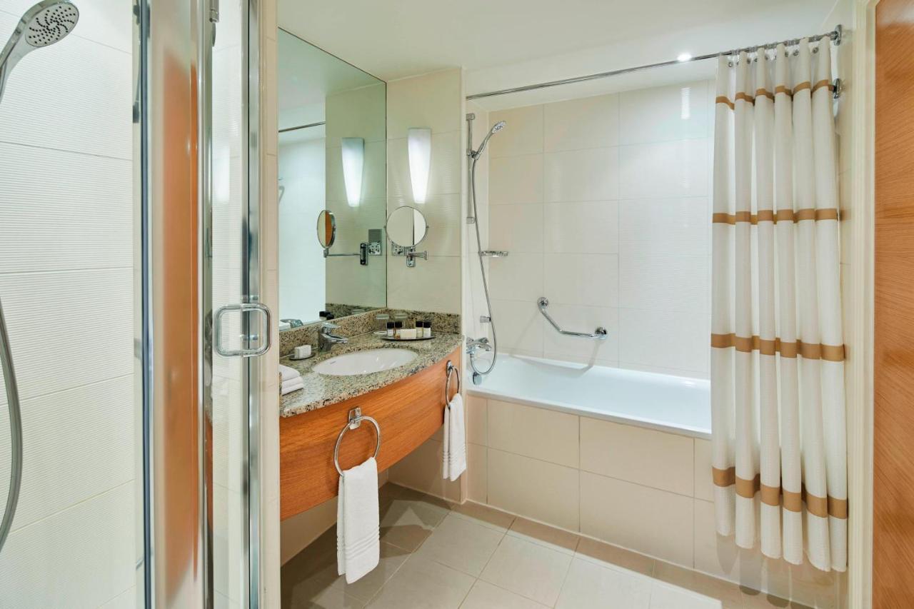 London Marriott Hotel Canary Wharf Экстерьер фото A bathroom in a hotel