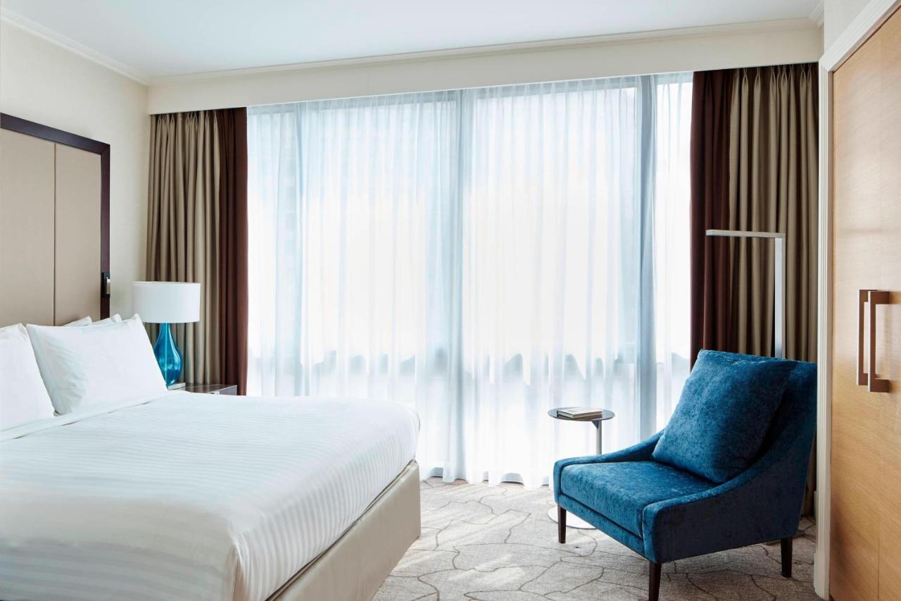 London Marriott Hotel Canary Wharf Экстерьер фото A bedroom at the hotel