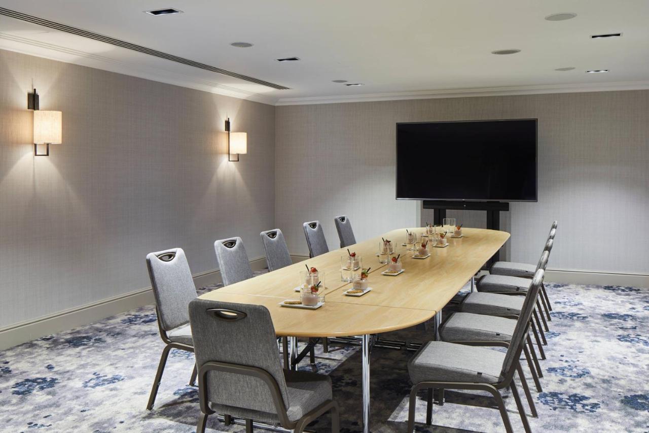 London Marriott Hotel Canary Wharf Экстерьер фото A meeting room at the hotel