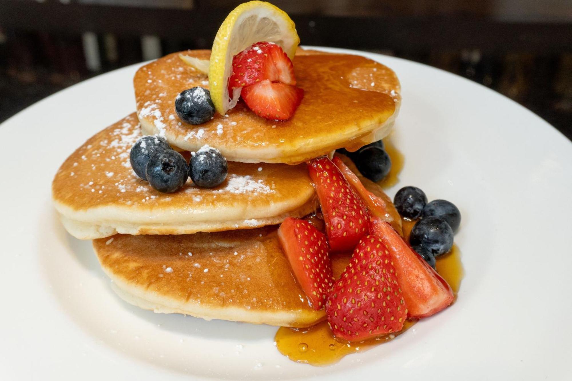London Marriott Hotel Canary Wharf Экстерьер фото American pancakes with fruit and maple syrup