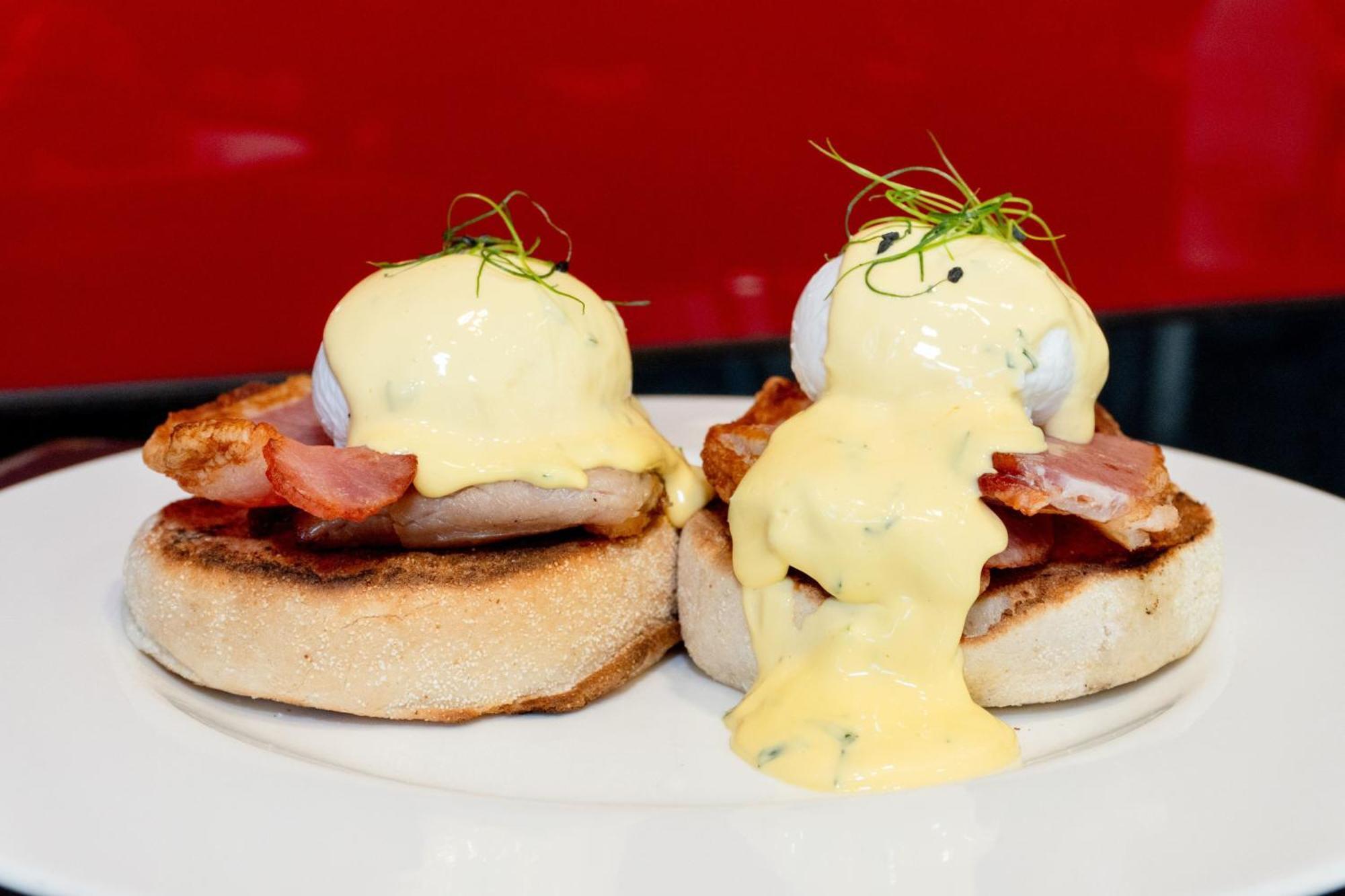London Marriott Hotel Canary Wharf Экстерьер фото Eggs Benedict
