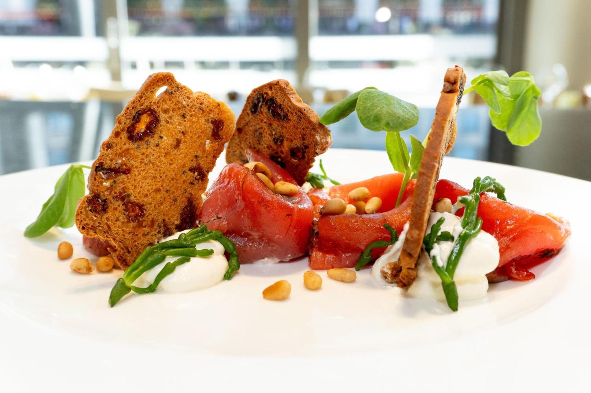 London Marriott Hotel Canary Wharf Экстерьер фото A tomato salad with mozzarella cheese