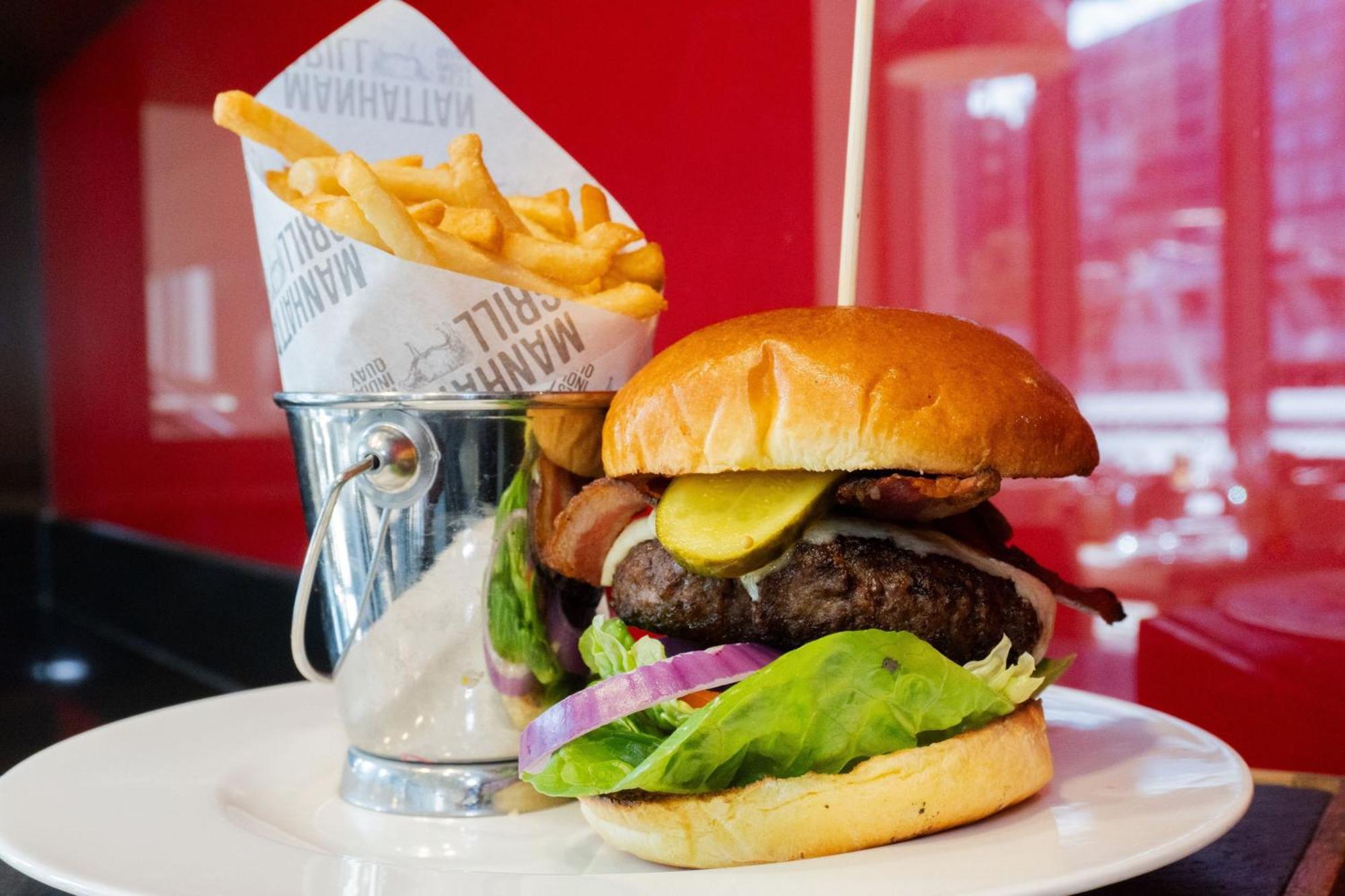 London Marriott Hotel Canary Wharf Экстерьер фото A burger at The Habit