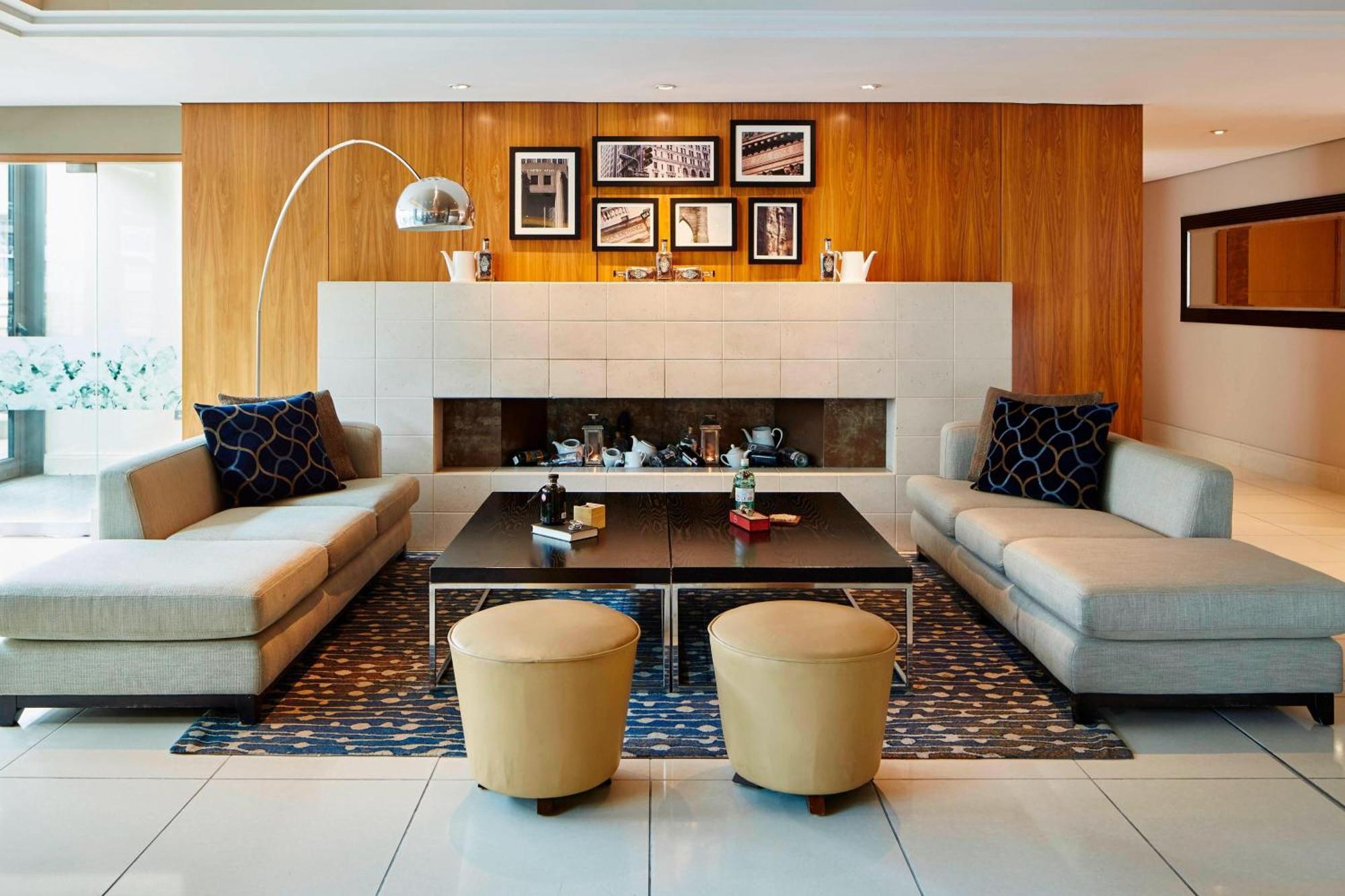 London Marriott Hotel Canary Wharf Экстерьер фото The interior of the lounge