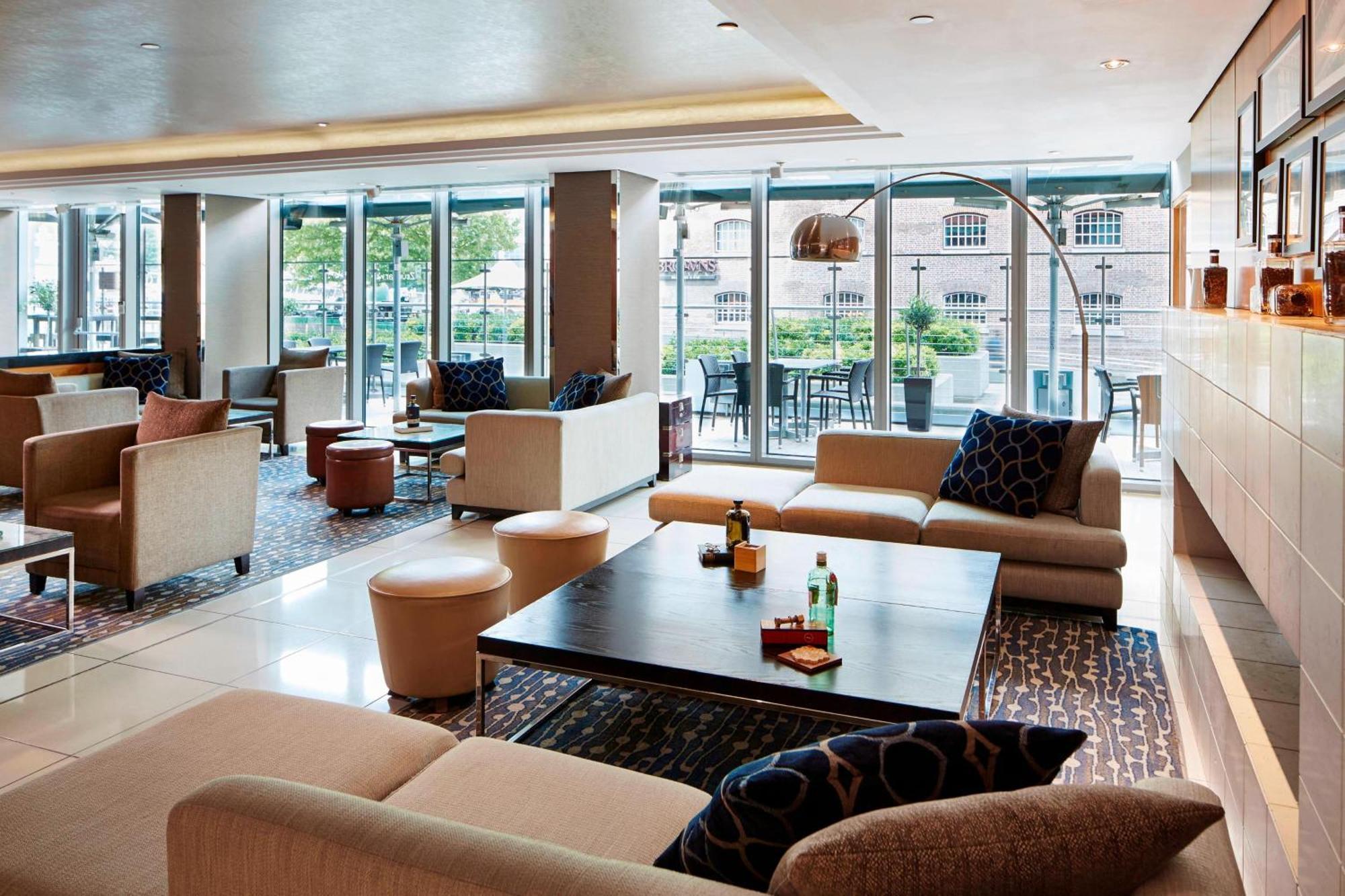London Marriott Hotel Canary Wharf Экстерьер фото The lounge at the hotel