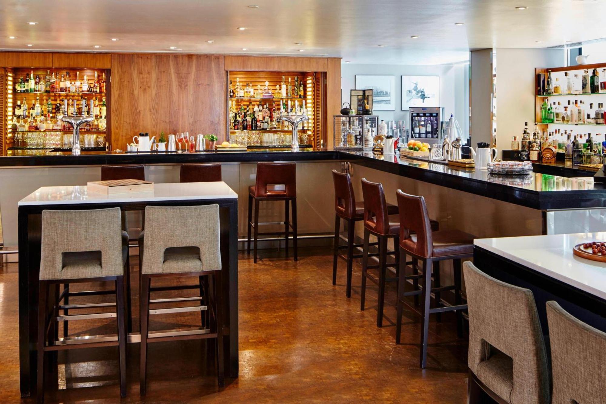 London Marriott Hotel Canary Wharf Экстерьер фото The bar at the Connaught