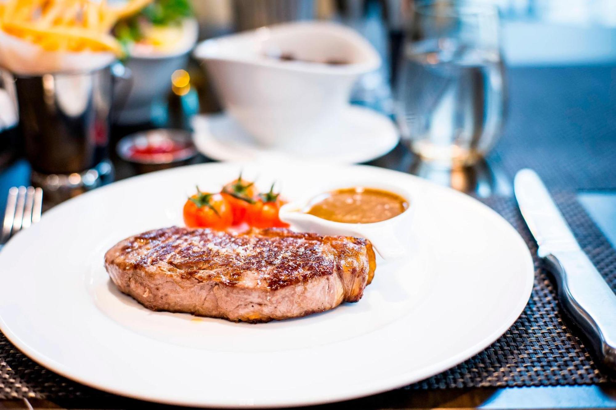 London Marriott Hotel Canary Wharf Экстерьер фото A steak prepared in the French style