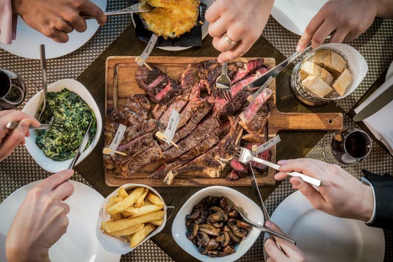 London Marriott Hotel Canary Wharf Экстерьер фото Sharing a steak