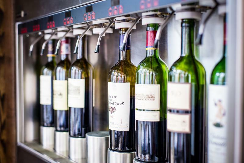 London Marriott Hotel Canary Wharf Экстерьер фото Wine dispensing machine